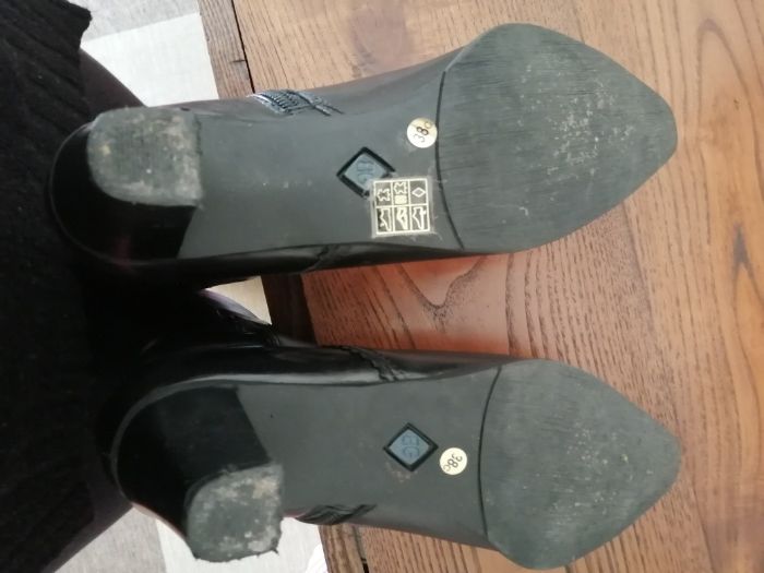 Vendo botas em pele preta, de cano alto, elegantes e sempre na moda