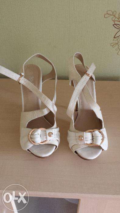 Nowe włoskie kremowe buty sandałki r. 39