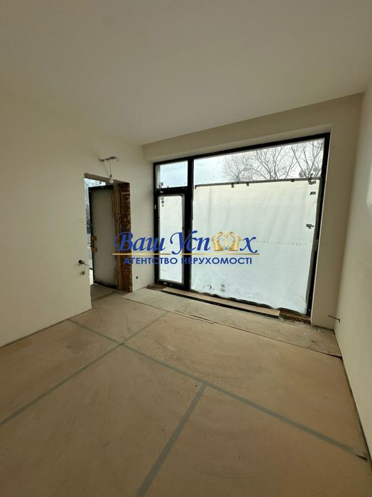 Продажа современного  дома с выходом на озеро. В городке.