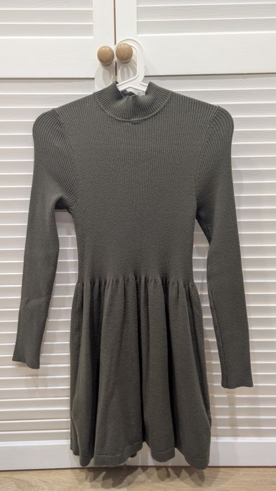 Dzianinowa sukienka khaki pół-golf Primark S