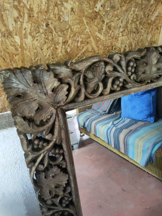 2 Espelho de madeira com moldura entalhada