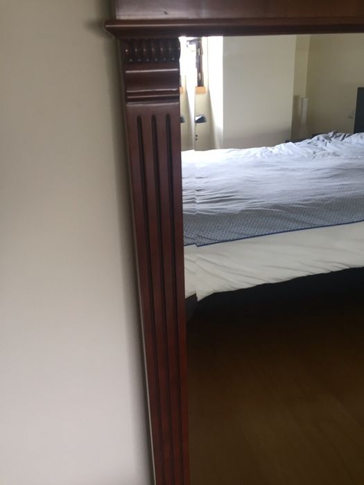 Espelho com moldura em Cerejeira