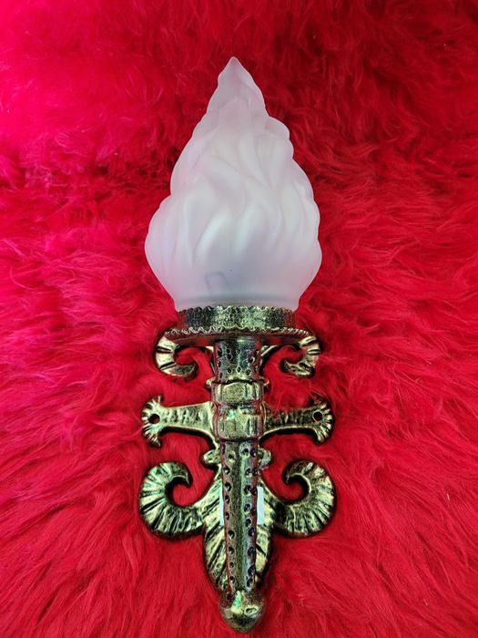 Lotes de artigos de iluminação, louça e têxteis-lar, cestaria