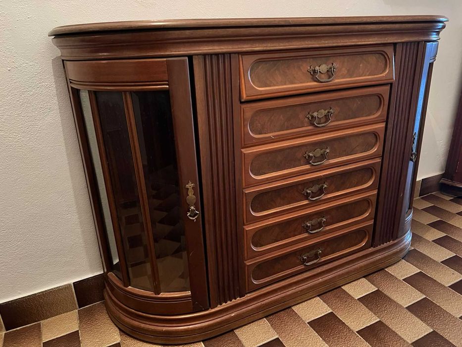 Sapateira em madeira com gavetas e portas em vidro