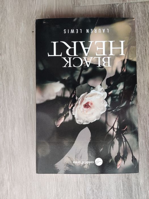 Livro Black Heart assinado por Lauren Lewis