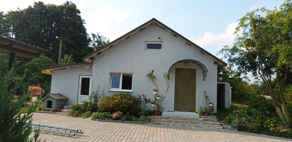 Будинок з ремонтом та меблями(є ще літній будиночок),40 сотих землі