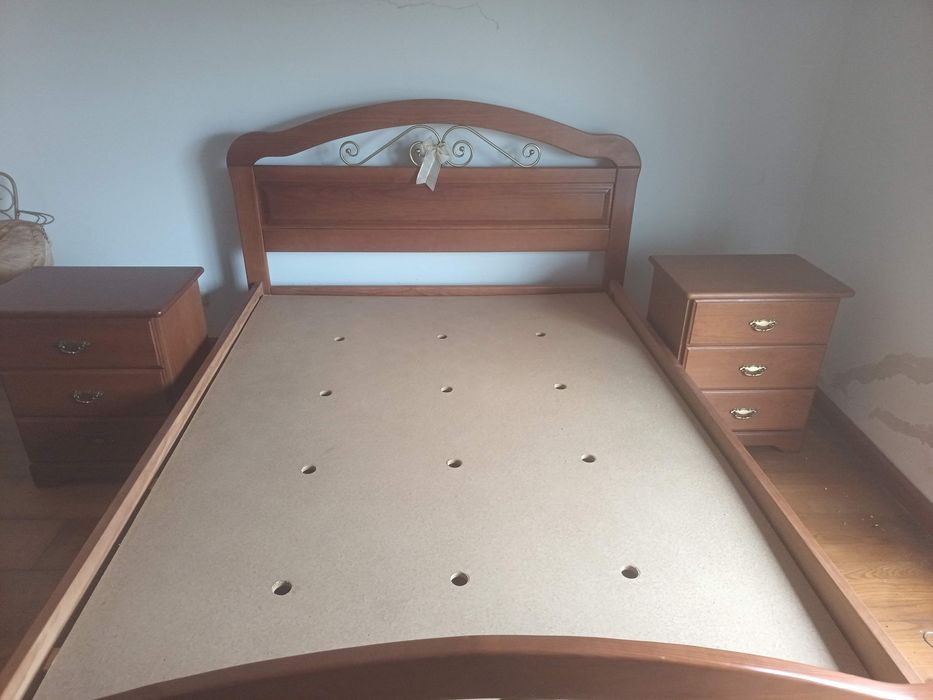 Cama em pinho como nova