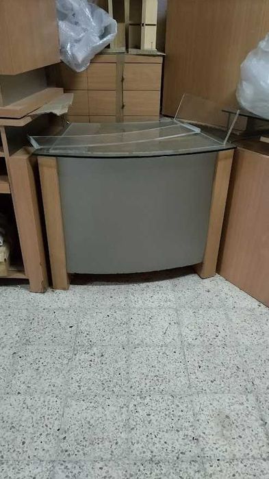 Balcão de atendimento em faia, com a frente revestida a aço escovado