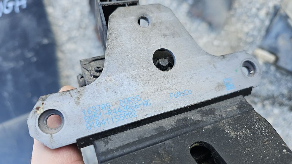 Ford Kuga стекло замок петли противотуманка
