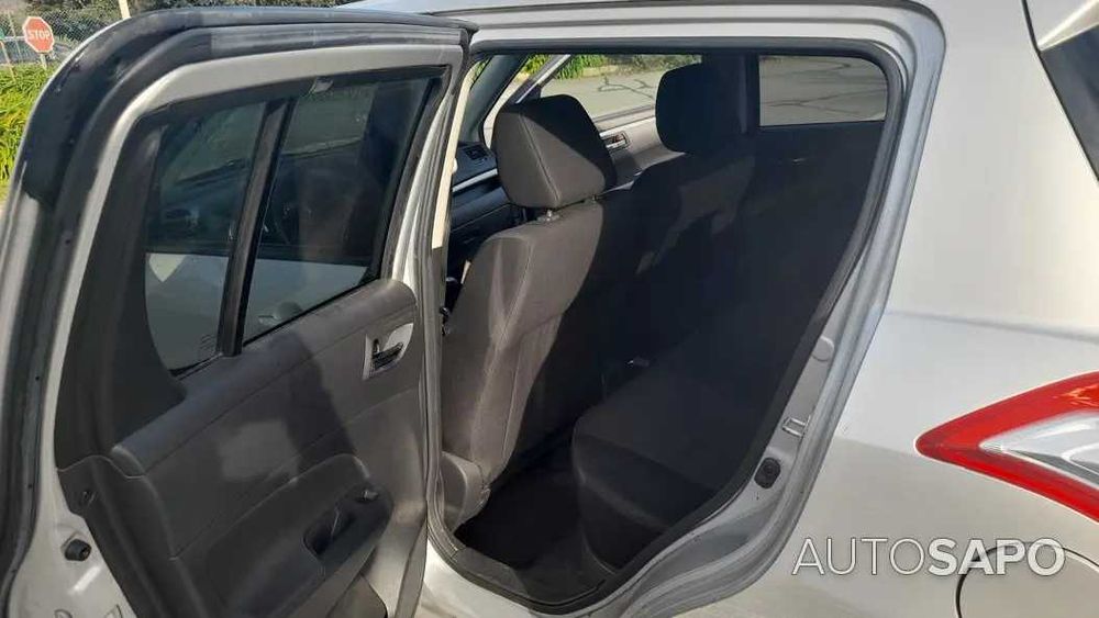 carro suzuki swift cinzento 2011 5 portas