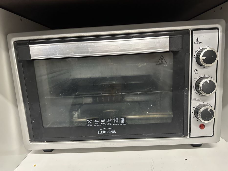 Forno pequeno da eletronia