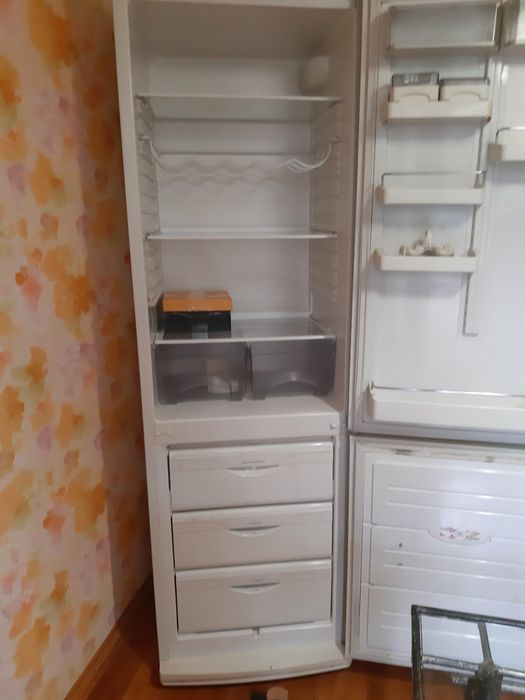 Продам холодильник Атлант + телевізор у  подарунок