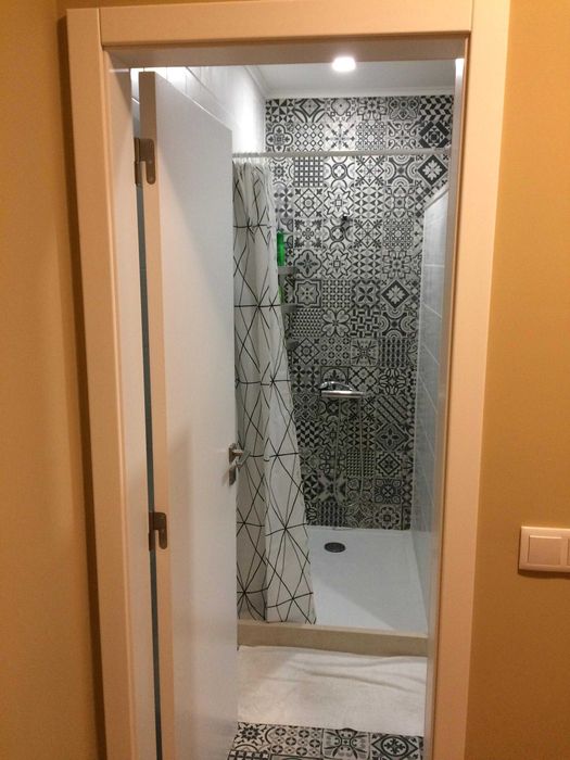 Apartamento com 6 grandes quartos, duas casas de banho completas, sala cozinha em open space.