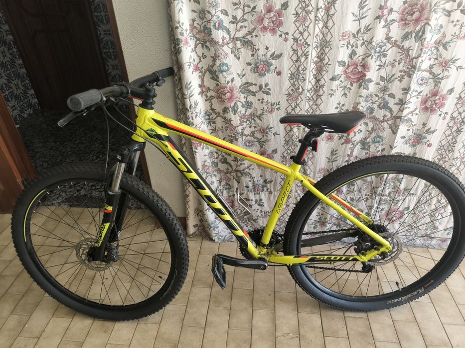 Scott Aspect 950 (Edição de 2018) na combinação de cores oficial Yellow/Black/Red.