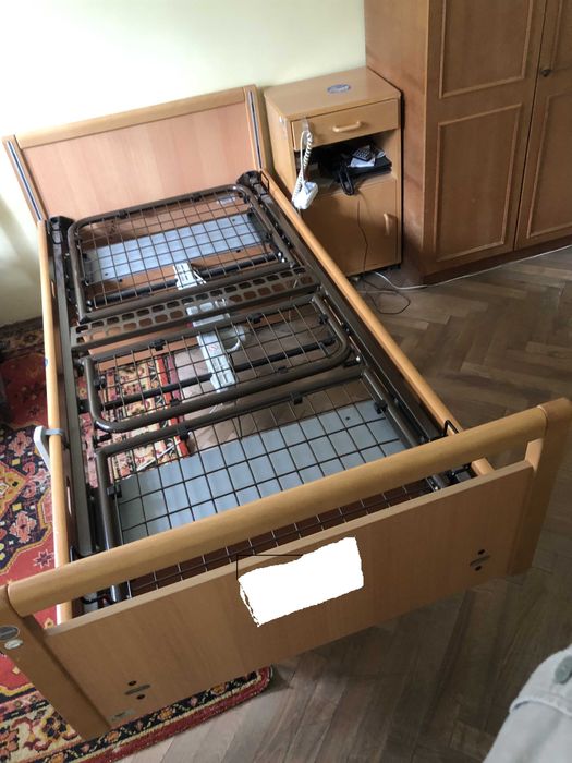 Медичне ліжко з електроприводом і пультом