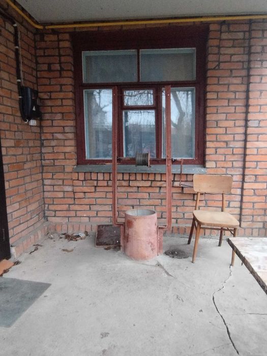 Будинок цегляний на березі річки ліс поряд   Н