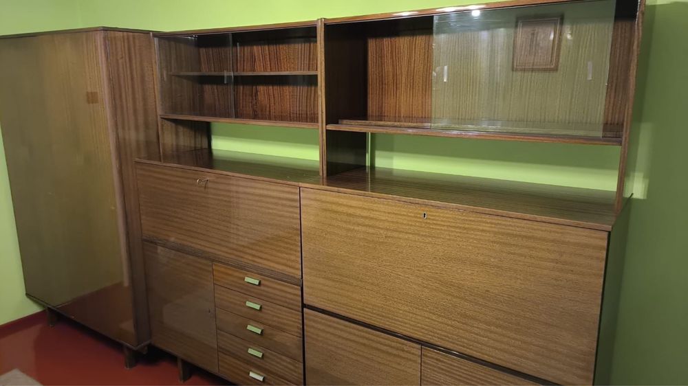 Komplet mebli: meblościanka, stół i krzesła PRL