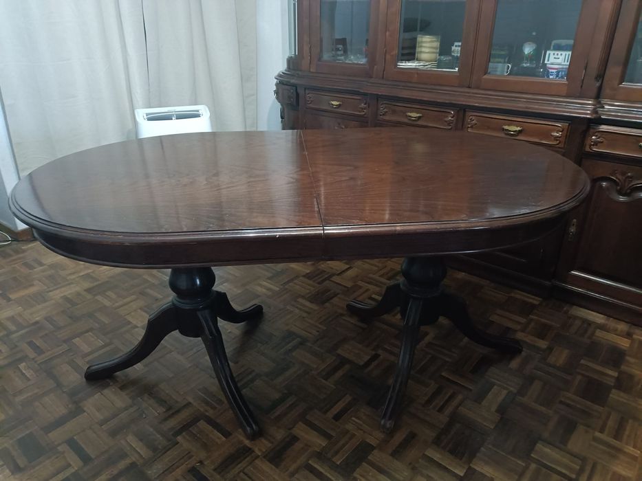 Mesa de jantar em madeira