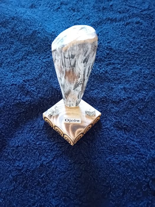 Figurka drewniana z skałą Ojców pamiątka