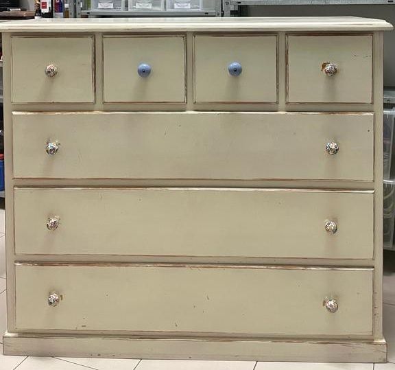 Cómoda madeira com pintura decorativa