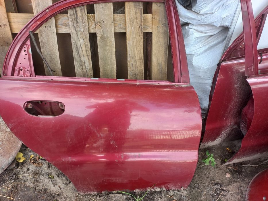 Продам на ланос двері.