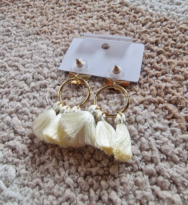 Eleganckie kolczyki z kremowymi chwostami Nowe BOHO GLAM
