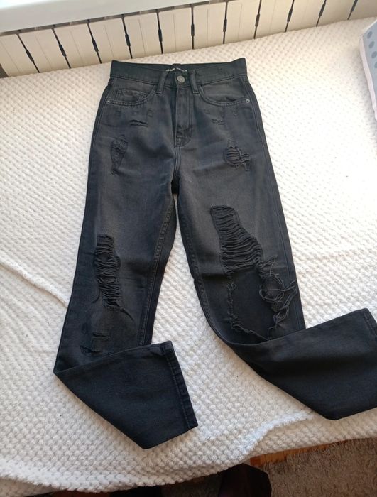 Czarne mom jeans z dziurami