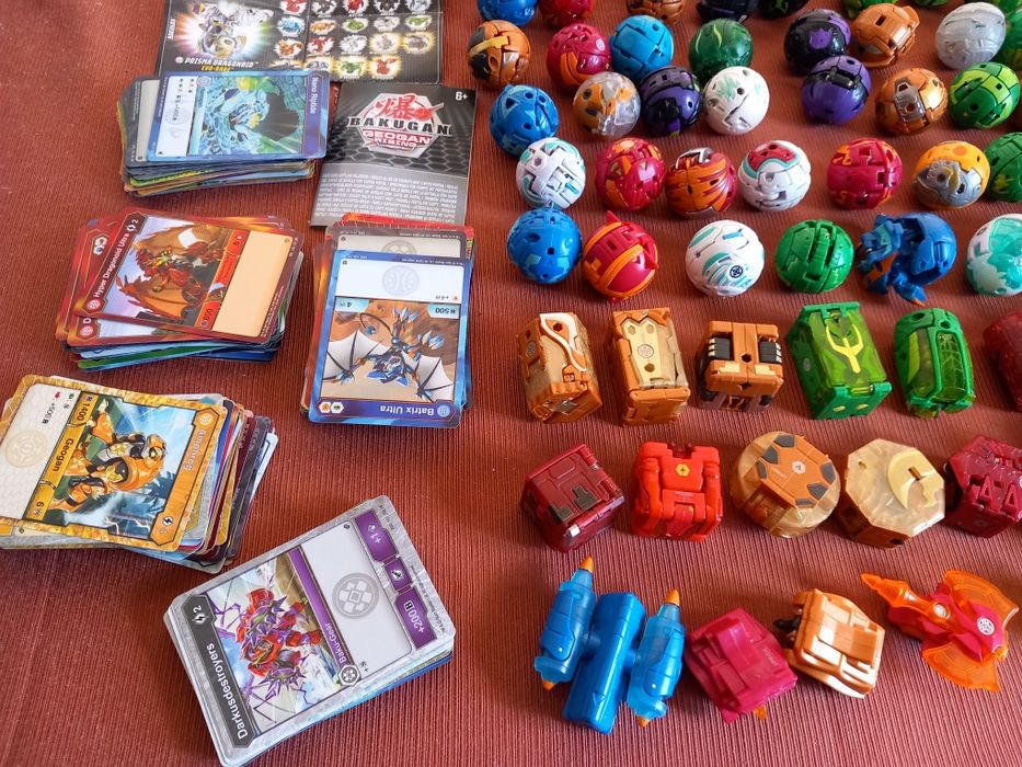 Grande lote bolas e cartões Bakugan