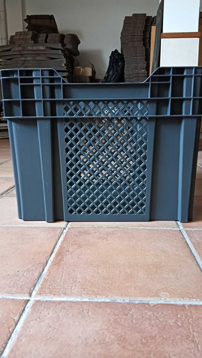 Caixas de plástico para arrumação e transporte em muito bom estado.