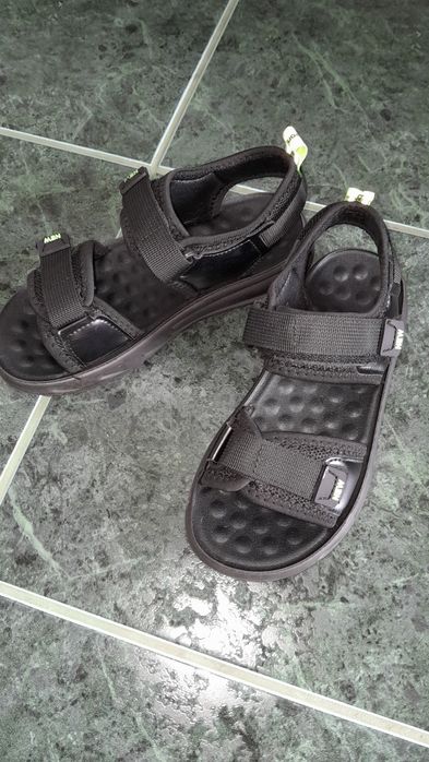 Сандалі один раз взуті