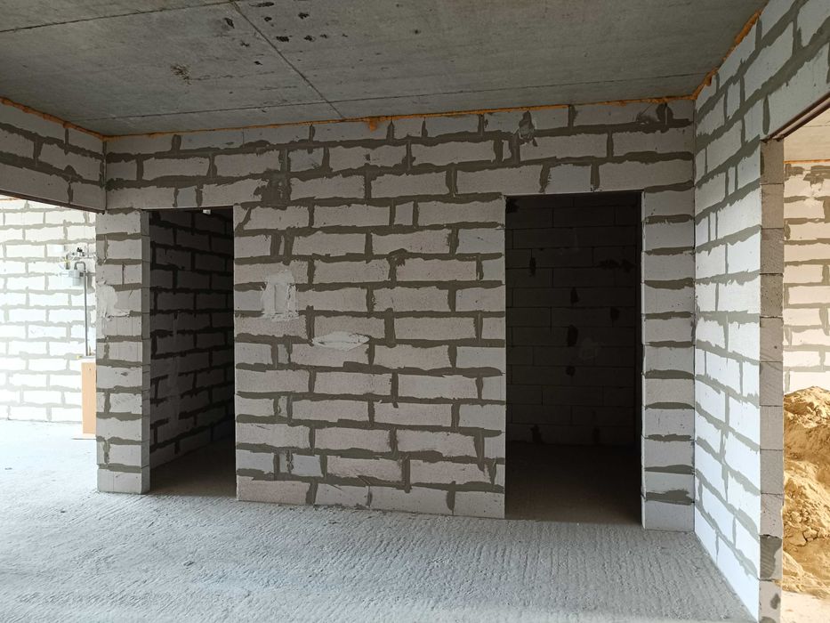 Новобудова 93кв.м центр міста 3-й поверх можливо під державну програму