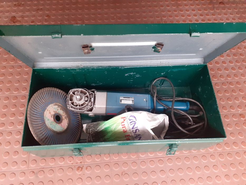Rebarbadora bosch 1600w e 6500 rotações profissional. Igual a nova.