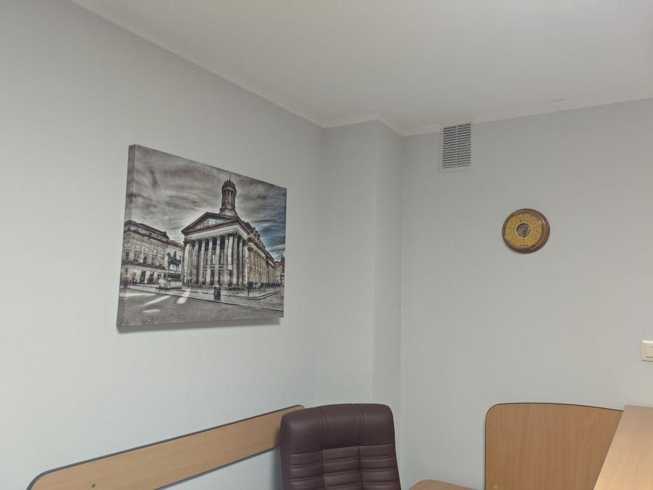 92м2 Окремий вхід з фасаду Метро 500 метрів