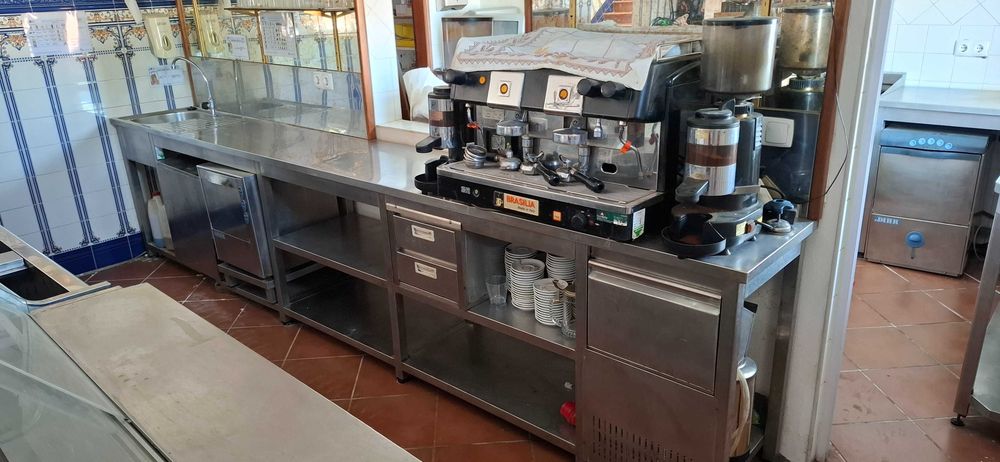 Lote completo de equipamento de café/restaurante - inox, balcões, maquinaria e mobiliário