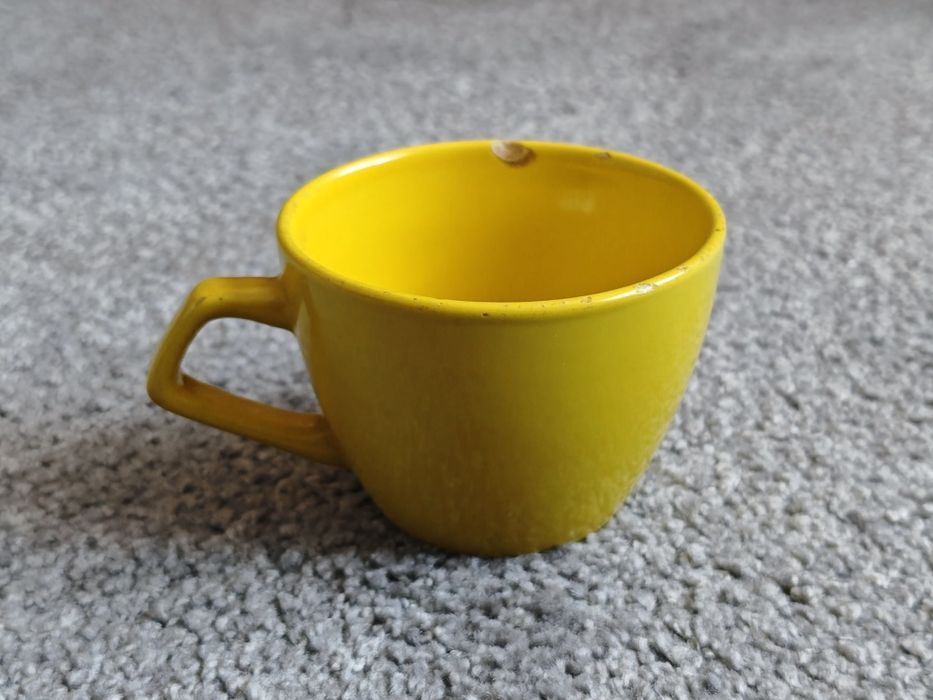 Żółta filiżanka ceramiczna