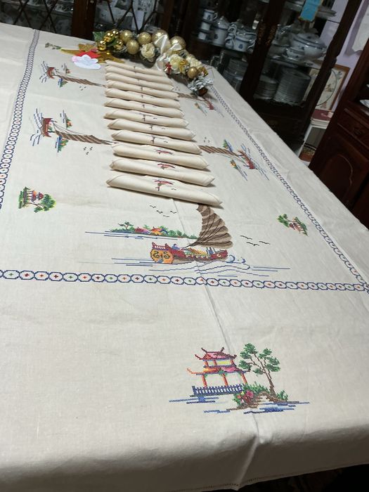 Toalha de linho bordada a mão con 12 gurdanapos