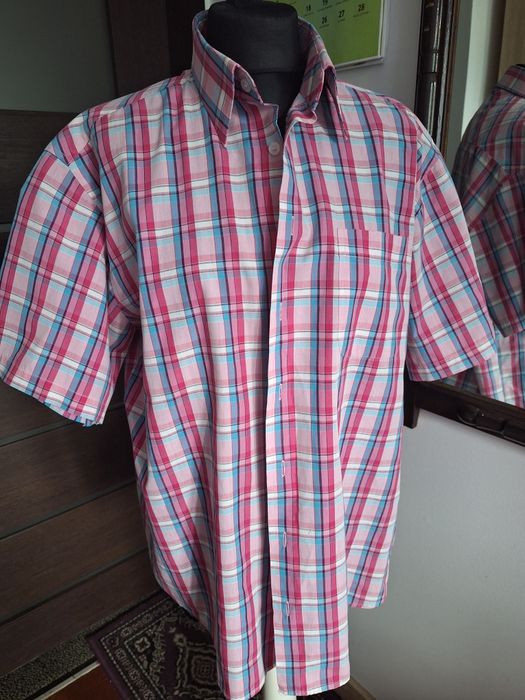 Męska koszula w kratkę.