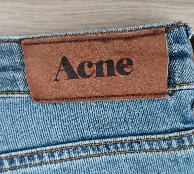 Acne. Spodnie jeansowe 27/32