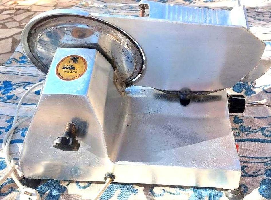 Máquina fatiadora charcutaria Milano, usada
