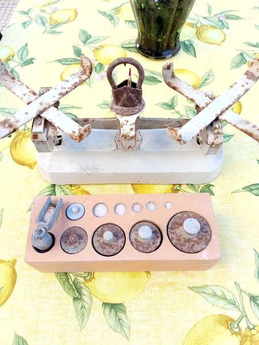 Balança de pratos com pesos