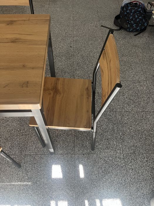 Mesa de jantar , com 4 cadeiras e em perfeito estado