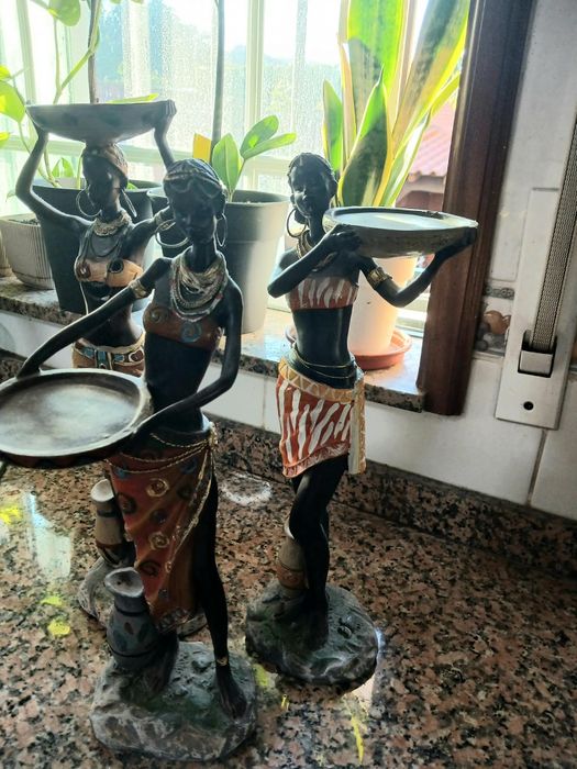 Estátuas de mulheres africanas