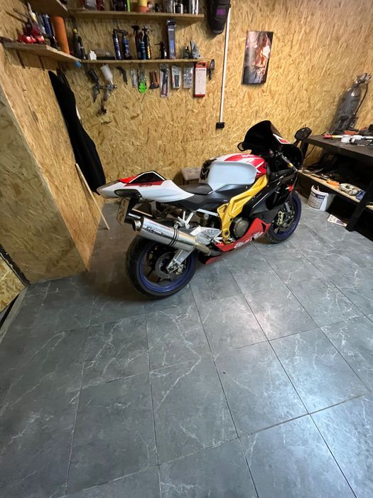 Aprilia rsv1000r