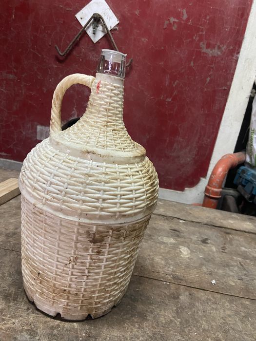 Garrafões antigos  em vidro forrados