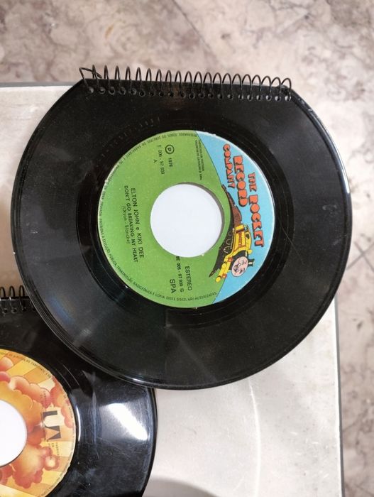 Cadernos feitos com discos de vinil single