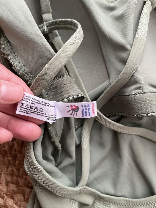 Стильний суцільний купальник