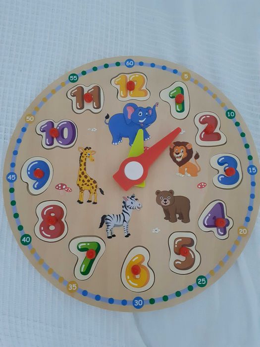 Relógio de madeira e outros brinquedos