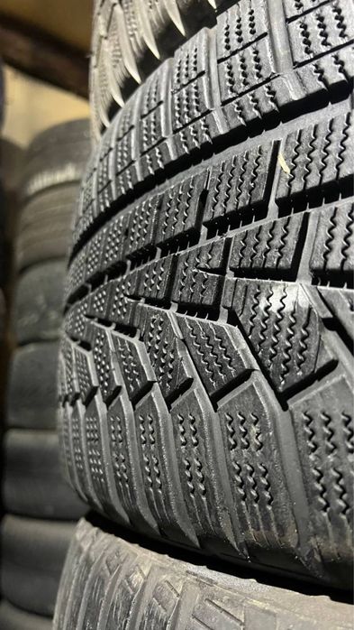 Пара зимової гуми 235/50/19