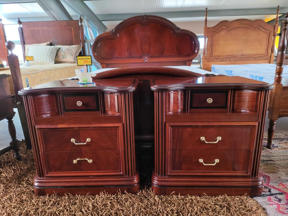 Excelentes mesas de cabeceira em madeira - Valor un