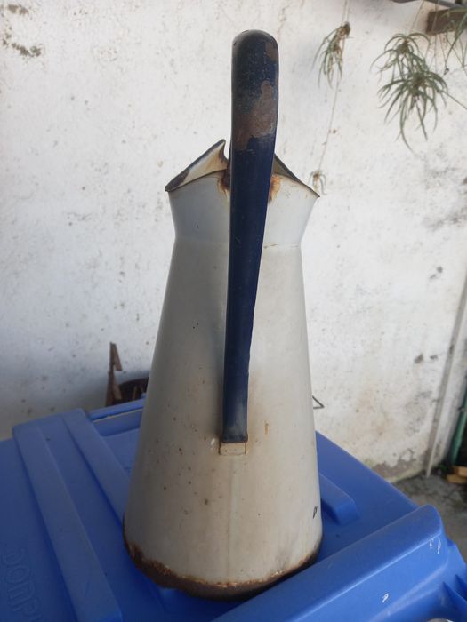 Jarro em esmalte muito antigo